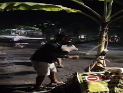 Protes Jalan Berlubang Tak Digubris, Warga Cepu Tanam Pohon Pisang di Ruas By Pass Pramuka.