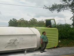 ‎Diduga Rem Blong, Truk Tronton Muatan Kapur Terperosok di Sambong Blora