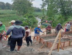 Pembangunan Jembatan Gantung Nglebur Masuk Tahap Pengecoran, TNI dan Warga Perkuat Pondasi