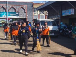 HUT ke-66, Ratusan Siswa SMPN 2 Blora Bersihkan Pasar dengan 1001 Sapu