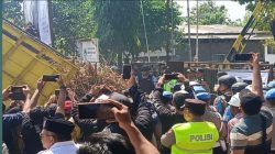 Petani Tebu Blora Tumpahkan Ribuan Batang Tebu di Depan PG GMM, Tagih Janji Bulog yang Tak Kunjung Direalisasi