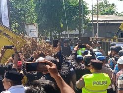 Petani Tebu Blora Tumpahkan Ribuan Batang Tebu di Depan PG GMM, Tagih Janji Bulog yang Tak Kunjung Direalisasi