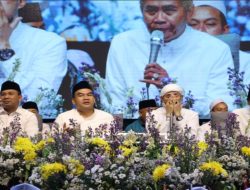 Hujan Tak Surutkan Ribuan Jemaah di Blora Bersholawat